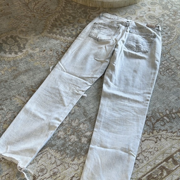 American Eagle mom Jean light blue ripped 😇size 2 - Picture 6 of 8